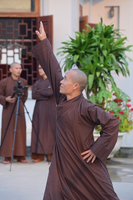 Second day of Retreat Establishing communication in the family - Solving knots, reconnecting deep love of Plum Village.