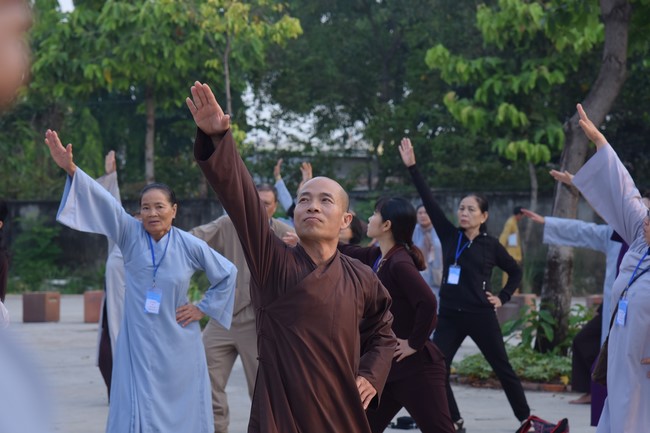 Second day of Retreat Establishing communication in the family - Solving knots, reconnecting deep love of Plum Village.