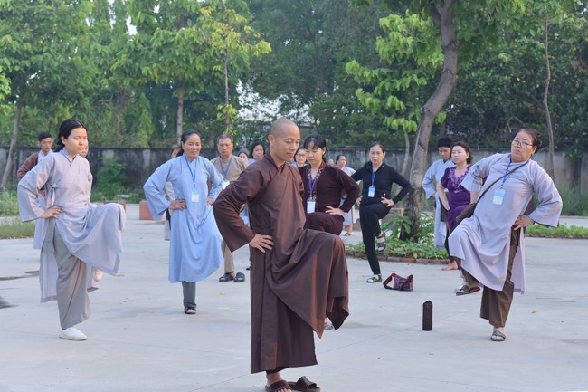 Second day of Retreat Establishing communication in the family - Solving knots, reconnecting deep love of Plum Village.