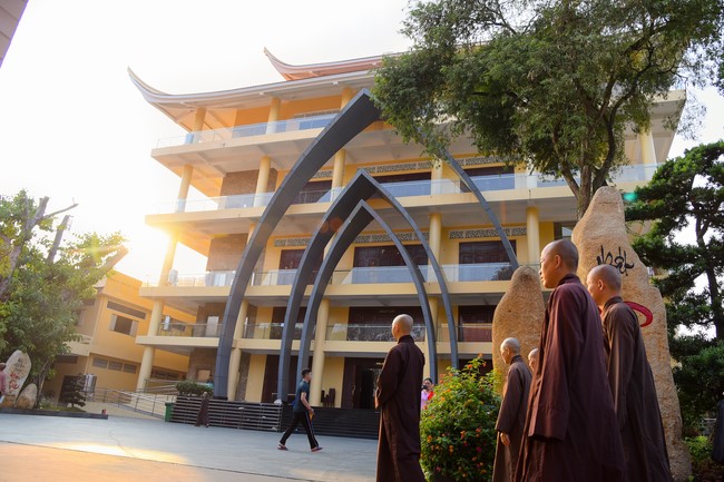 Second day of Retreat Establishing communication in the family - Solving knots, reconnecting deep love of Plum Village.