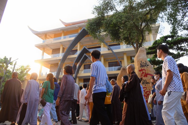 Second day of Retreat Establishing communication in the family - Solving knots, reconnecting deep love of Plum Village.