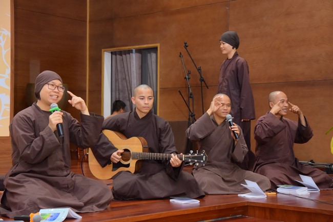 Second day of Retreat Establishing communication in the family - Solving knots, reconnecting deep love of Plum Village.