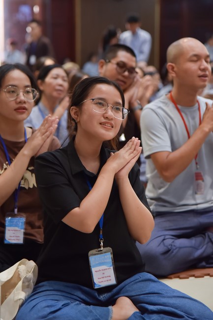 Second day of Retreat Establishing communication in the family - Solving knots, reconnecting deep love of Plum Village.