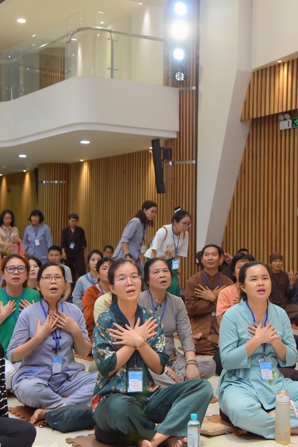 Second day of Retreat Establishing communication in the family - Solving knots, reconnecting deep love of Plum Village.