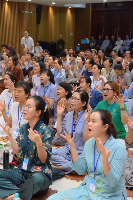 Second day of Retreat Establishing communication in the family - Solving knots, reconnecting deep love of Plum Village.