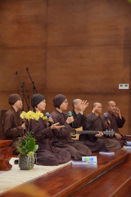 Second day of Retreat Establishing communication in the family - Solving knots, reconnecting deep love of Plum Village.