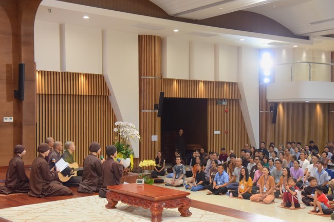 Second day of Retreat Establishing communication in the family - Solving knots, reconnecting deep love of Plum Village.