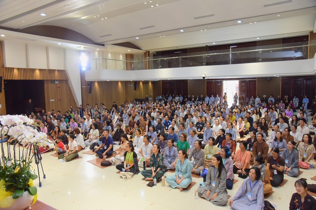 Second day of Retreat Establishing communication in the family - Solving knots, reconnecting deep love of Plum Village.