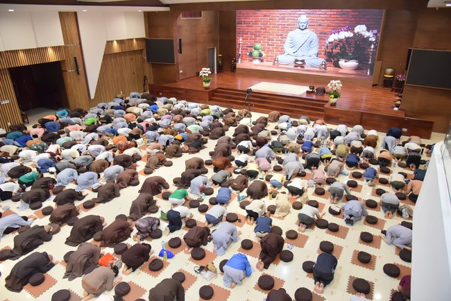 Second day of Retreat Establishing communication in the family - Solving knots, reconnecting deep love of Plum Village.