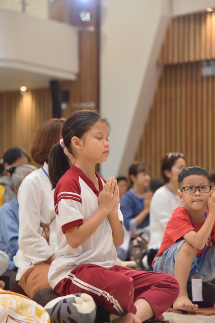 Second day of Retreat Establishing communication in the family - Solving knots, reconnecting deep love of Plum Village.