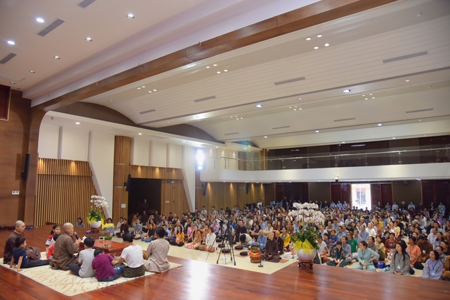 Second day of Retreat Establishing communication in the family - Solving knots, reconnecting deep love of Plum Village.