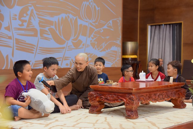 Second day of Retreat Establishing communication in the family - Solving knots, reconnecting deep love of Plum Village.