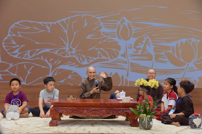 Second day of Retreat Establishing communication in the family - Solving knots, reconnecting deep love of Plum Village.