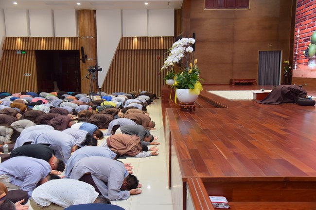 Second day of Retreat Establishing communication in the family - Solving knots, reconnecting deep love of Plum Village.