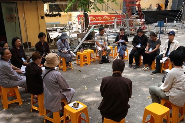 Second day of Retreat Establishing communication in the family - Solving knots, reconnecting deep love of Plum Village.