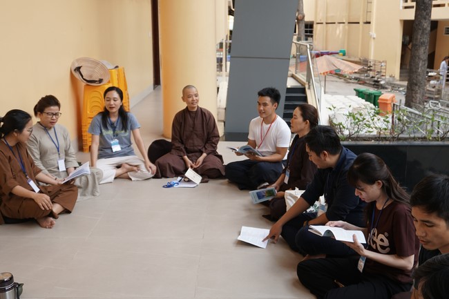 Second day of Retreat Establishing communication in the family - Solving knots, reconnecting deep love of Plum Village.