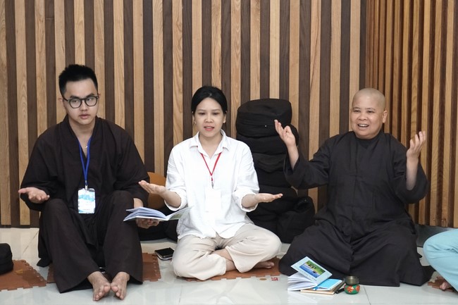 Second day of Retreat Establishing communication in the family - Solving knots, reconnecting deep love of Plum Village.