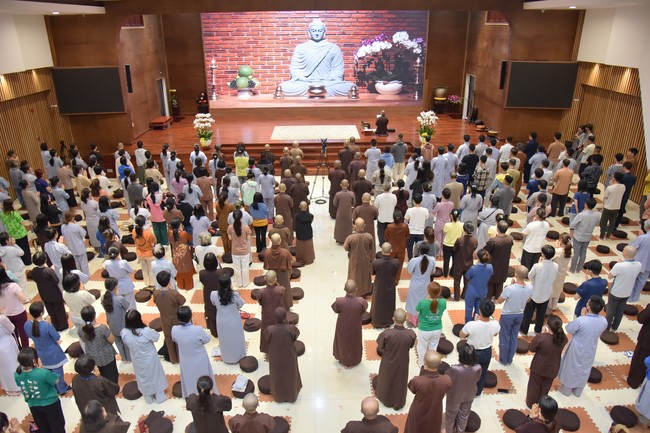 Second day of Retreat Establishing communication in the family - Solving knots, reconnecting deep love of Plum Village.