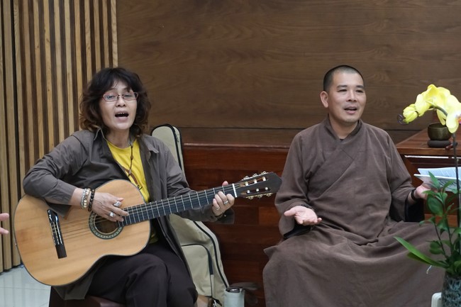 Second day of Retreat Establishing communication in the family - Solving knots, reconnecting deep love of Plum Village.