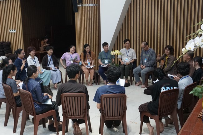 Second day of Retreat Establishing communication in the family - Solving knots, reconnecting deep love of Plum Village.