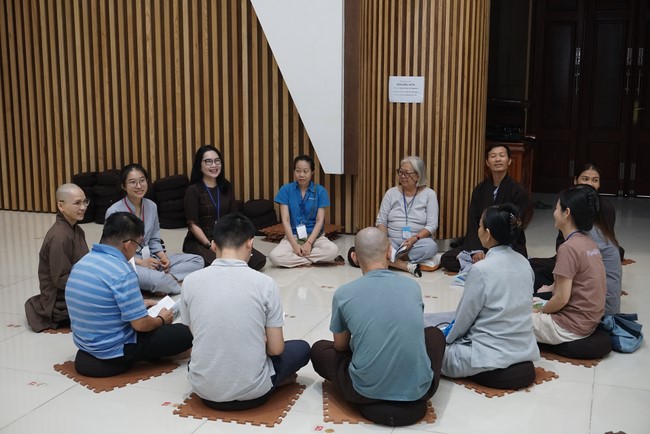 Second day of Retreat Establishing communication in the family - Solving knots, reconnecting deep love of Plum Village.