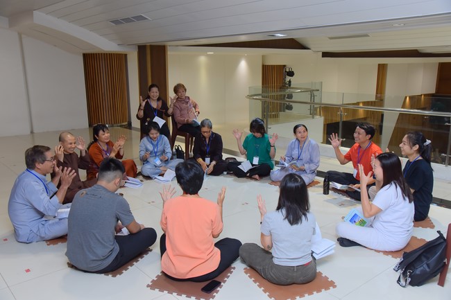 Second day of Retreat Establishing communication in the family - Solving knots, reconnecting deep love of Plum Village.