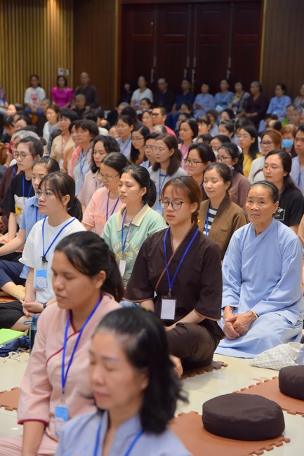 Fourth day closing the Retreat Establishing communication in the family - Solving knots, reconnecting deep love of Plum Village.