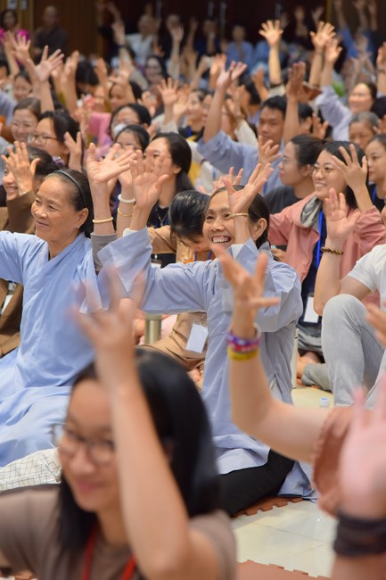 Fourth day closing the Retreat Establishing communication in the family - Solving knots, reconnecting deep love of Plum Village.