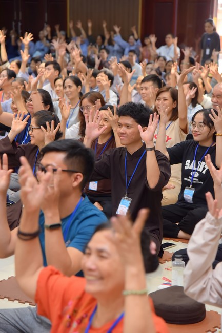 Fourth day closing the Retreat Establishing communication in the family - Solving knots, reconnecting deep love of Plum Village.