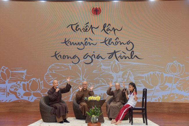 Fourth day closing the Retreat Establishing communication in the family - Solving knots, reconnecting deep love of Plum Village.