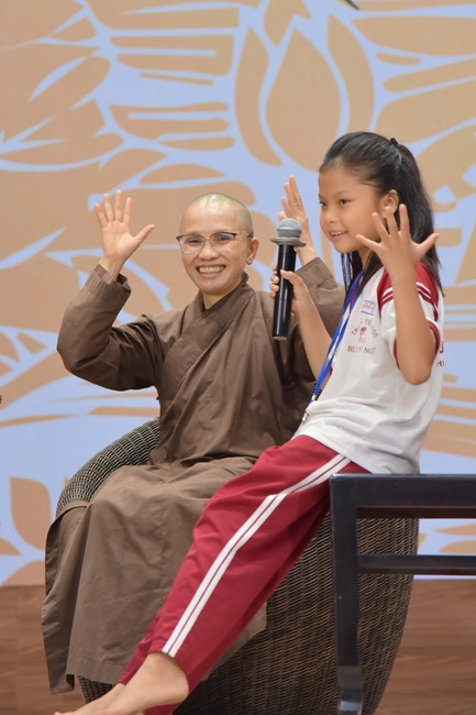 Fourth day closing the Retreat Establishing communication in the family - Solving knots, reconnecting deep love of Plum Village.