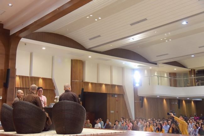 Fourth day closing the Retreat Establishing communication in the family - Solving knots, reconnecting deep love of Plum Village.