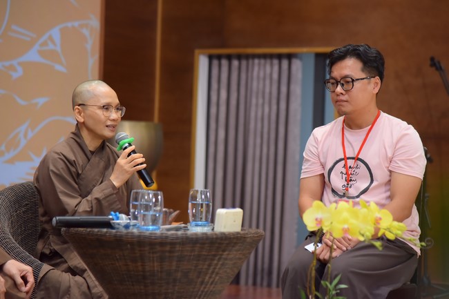 Fourth day closing the Retreat Establishing communication in the family - Solving knots, reconnecting deep love of Plum Village.