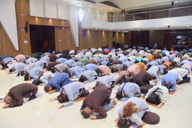 Fourth day closing the Retreat Establishing communication in the family - Solving knots, reconnecting deep love of Plum Village.