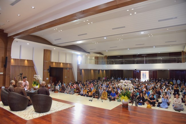 Fourth day closing the Retreat Establishing communication in the family - Solving knots, reconnecting deep love of Plum Village.