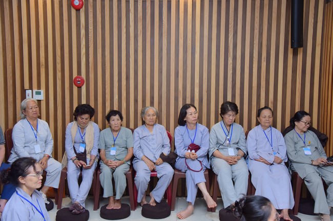 Fourth day closing the Retreat Establishing communication in the family - Solving knots, reconnecting deep love of Plum Village.