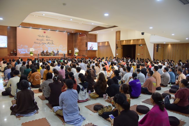 Fourth day closing the Retreat Establishing communication in the family - Solving knots, reconnecting deep love of Plum Village.