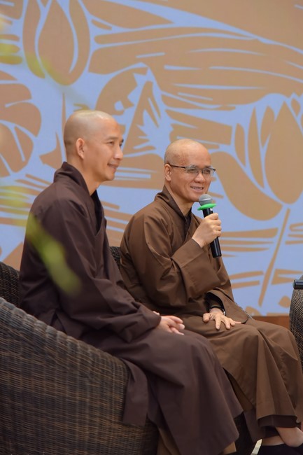 Fourth day closing the Retreat Establishing communication in the family - Solving knots, reconnecting deep love of Plum Village.