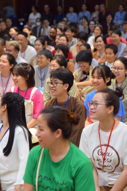 Fourth day closing the Retreat Establishing communication in the family - Solving knots, reconnecting deep love of Plum Village.