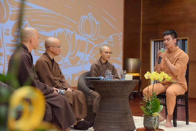 Fourth day closing the Retreat Establishing communication in the family - Solving knots, reconnecting deep love of Plum Village.