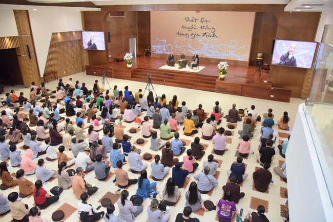 Fourth day closing the Retreat Establishing communication in the family - Solving knots, reconnecting deep love of Plum Village.