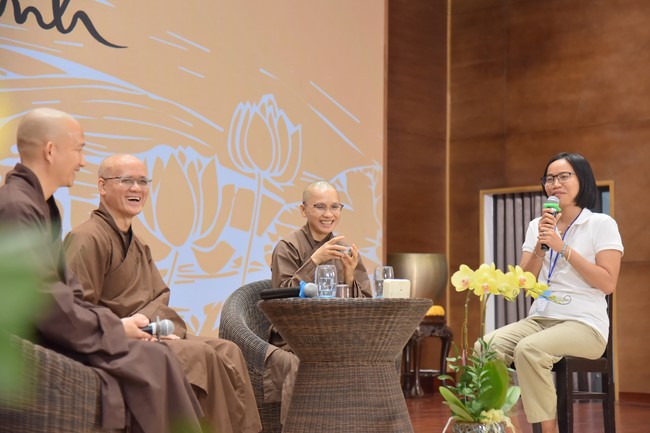 Fourth day closing the Retreat Establishing communication in the family - Solving knots, reconnecting deep love of Plum Village.