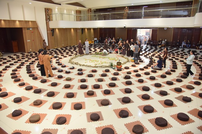 Fourth day closing the Retreat Establishing communication in the family - Solving knots, reconnecting deep love of Plum Village.