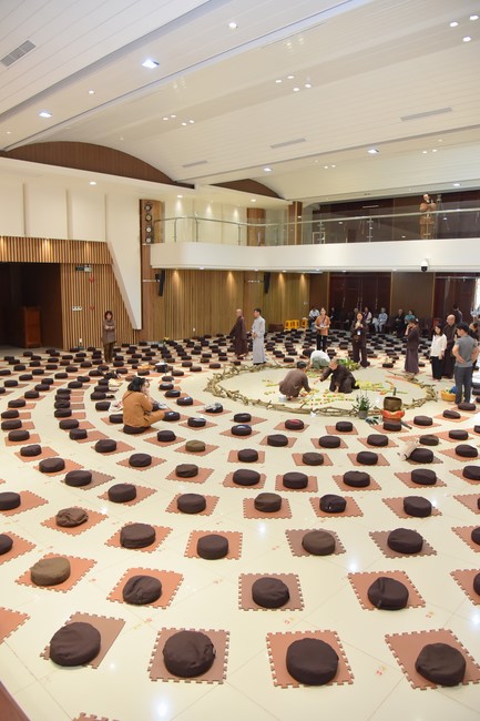 Fourth day closing the Retreat Establishing communication in the family - Solving knots, reconnecting deep love of Plum Village.