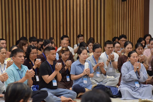 Fourth day closing the Retreat Establishing communication in the family - Solving knots, reconnecting deep love of Plum Village.