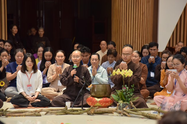 Fourth day closing the Retreat Establishing communication in the family - Solving knots, reconnecting deep love of Plum Village.