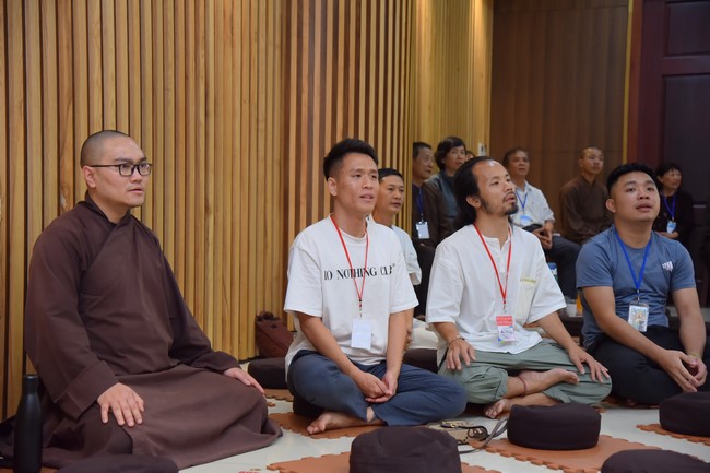 Fourth day closing the Retreat Establishing communication in the family - Solving knots, reconnecting deep love of Plum Village.