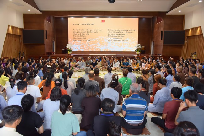 Fourth day closing the Retreat Establishing communication in the family - Solving knots, reconnecting deep love of Plum Village.