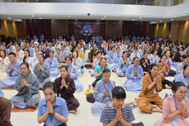 Fourth day closing the Retreat Establishing communication in the family - Solving knots, reconnecting deep love of Plum Village.