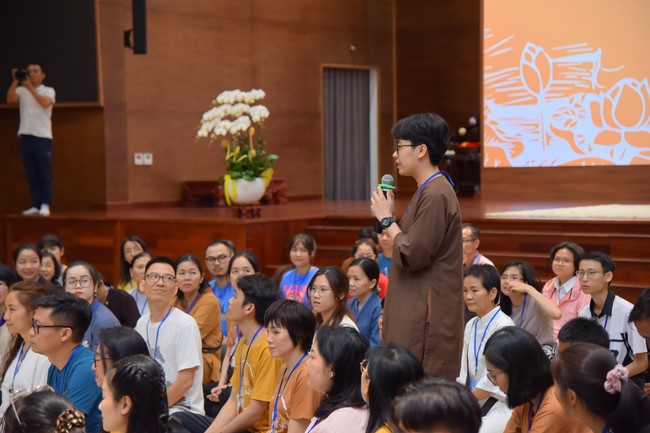 Fourth day closing the Retreat Establishing communication in the family - Solving knots, reconnecting deep love of Plum Village.